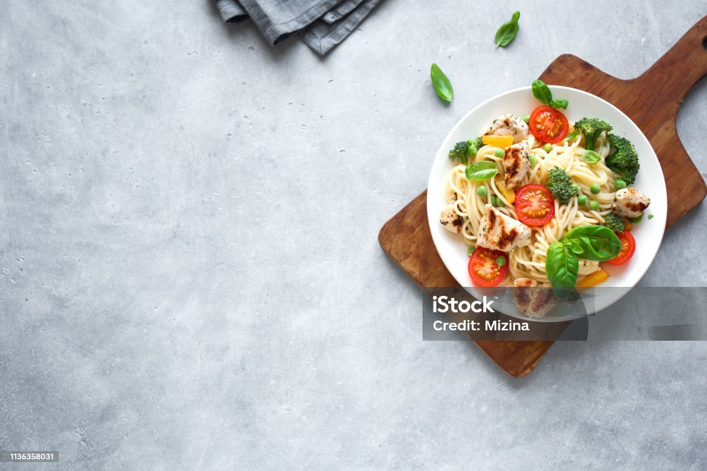 Pasta de pollo y verdura - Foto de stock de Alimento libre de derechos