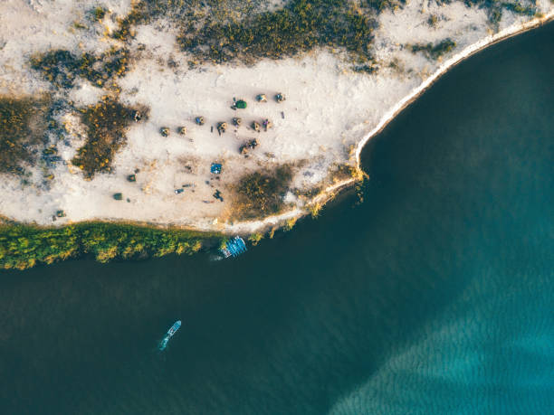 buschcamping auf der sandbar des flusses - flussinsel landform stock-fotos und bilder