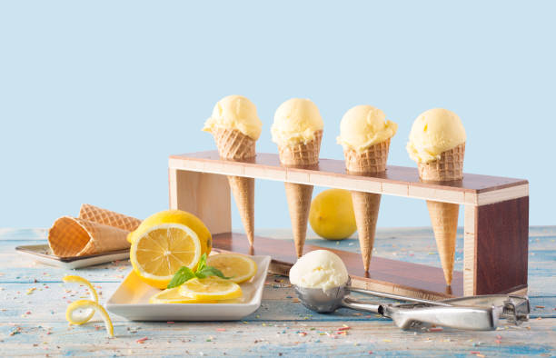 콘에서 레몬과 아이스크림 - lemon ice cream 뉴스 사진 이미지
