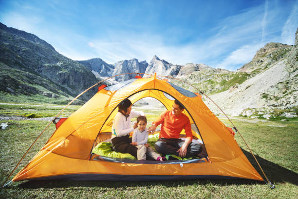 famille dans la tente dans les montagnes - camping family tent couple photos et images de collection