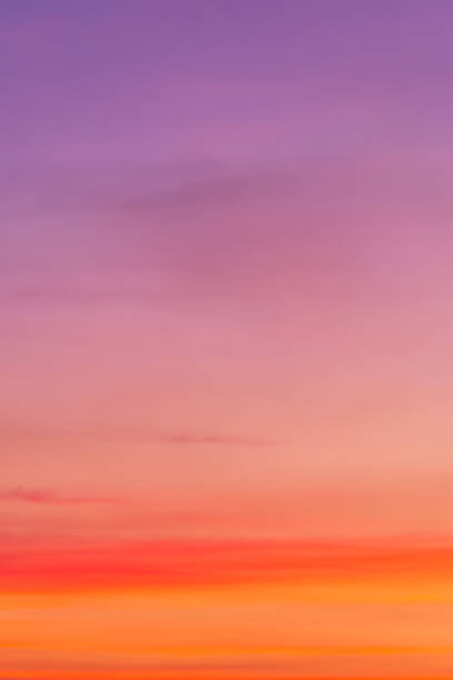 bunte farbe des himmels-wolkiger himmel und orangefarbenes licht der sonne durch die wolken mit kopierplatz - sunrise sun cloudscape cloud stock-fotos und bilder