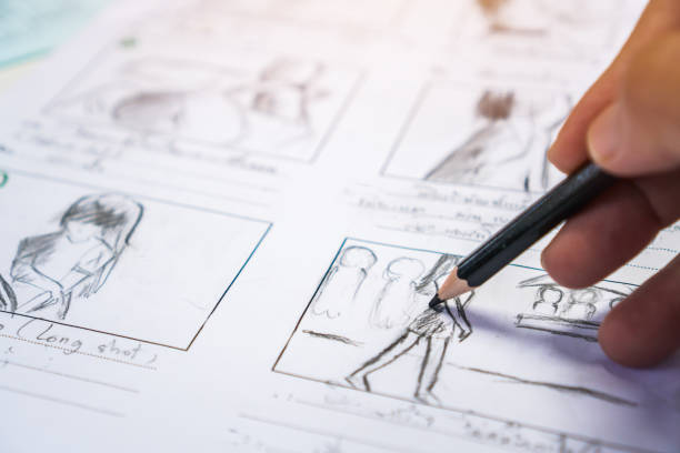 diseño de película de hands on storyboard para preproducción, narración creativa para películas de medios de producción de procesos. guión editores de vídeo y escritura gráfico en forma mostrada en el fabricante de tiro - storey fotografías e imágenes de stock