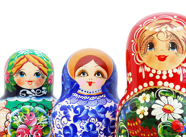 con espacio para la computadora muñecas rusas - babushka russian nesting doll doll green fotografías e imágenes de stock
