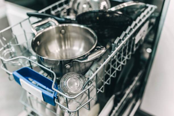 naczynia metalowe lub szklane w nowoczesnej zmywarce w kuchni - cleaning stainless steel steel domestic kitchen zdjęcia i obrazy z banku zdjęć