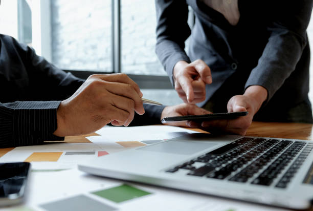 istock Business team analyzes the data from the graph to present customers in the office. 1136377452