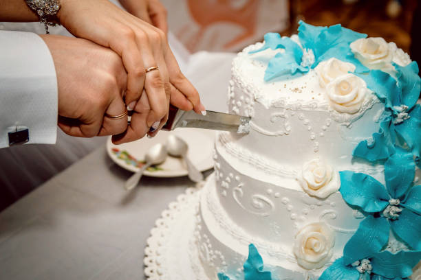 新婚夫婦は結婚式のケーキを切った - wedding cake newlywed wedding cake ストックフォトと画像