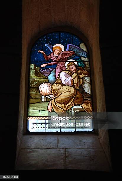 Foto de Vitral Com Tema De Natal e mais fotos de stock de Dormindo - Dormindo, José - Espiritualidade e Religião, Anjo