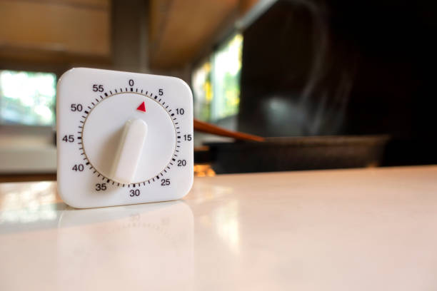 minuterie de cuisson blanche compte à rebours sur la table blanche dans la cuisine moderne d'asie - timer cooking domestic kitchen time photos et images de collection