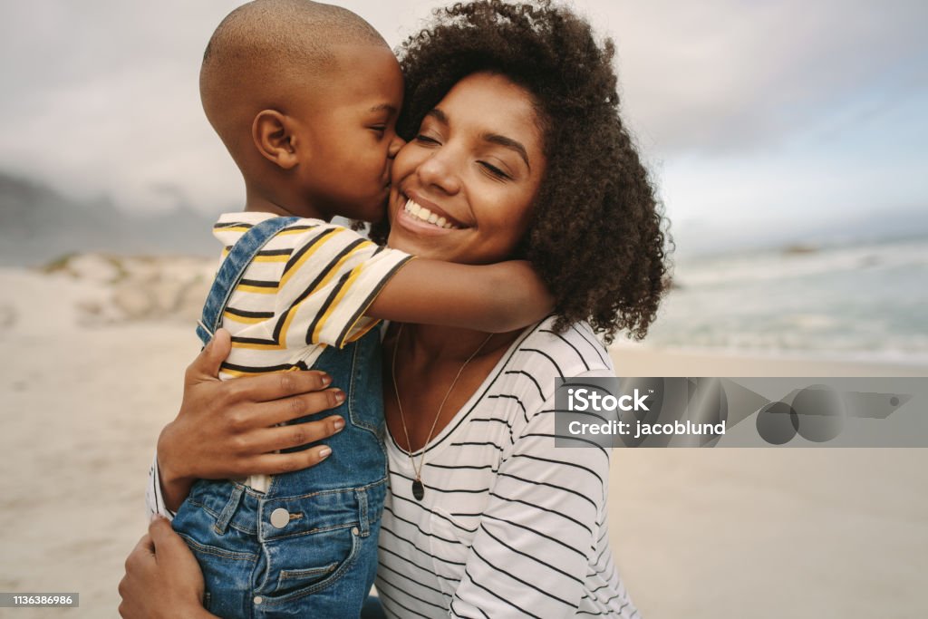 Junge genießen am Tag mit seiner Mutter am Strand - Lizenzfrei Mutter Stock-Foto