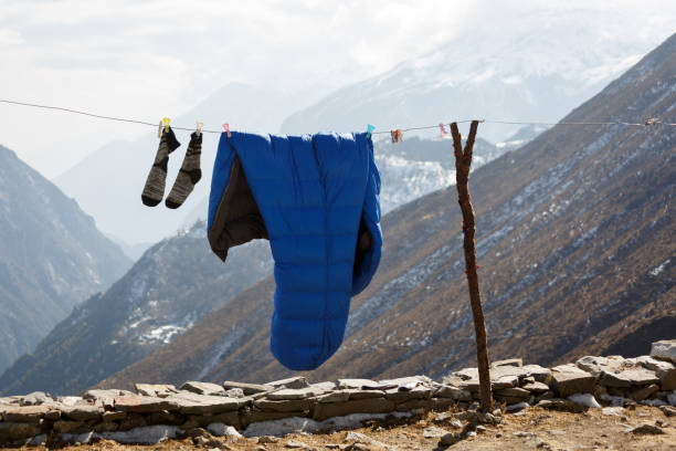 乾燥と放映のためのロープに寝袋と靴下。ネパール。エベレストトレッキングベースキャンプ - スリーピングバッグ 写真 ストックフォトと画像