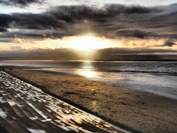 sunset and cloudscape at burnham-on-sea - sandscape imagens e fotografias de stock