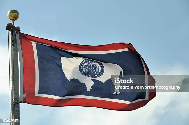 Bandeira De Wyoming - Fotografias de stock e mais imagens de Azul - Azul, Bandeira, Céu