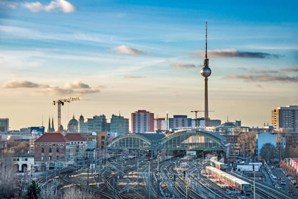 berliner panorama mit tv-tower - berlin alexanderplatz stock-fotos und bilder