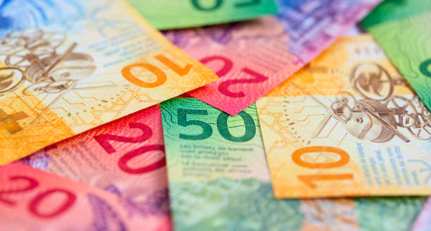 francos suizos - swiss francs swiss currency switzerland finance fotografías e imágenes de stock