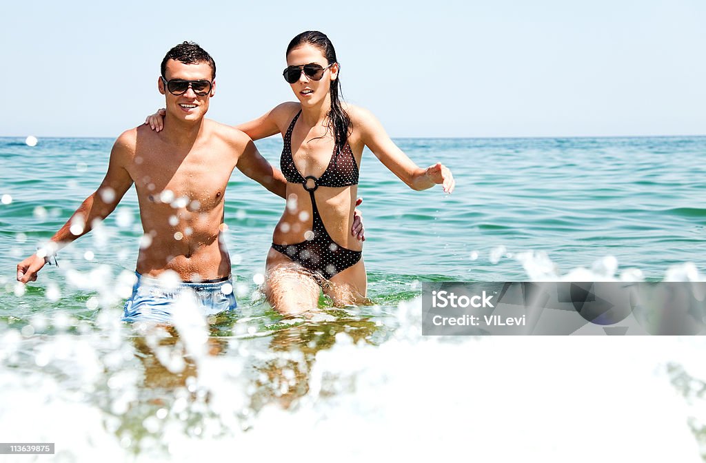 Amour Couple sur la mer - Photo de Adulte libre de droits