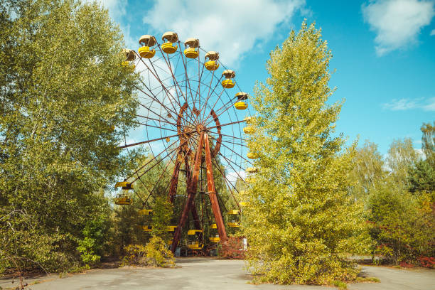 parc d'attractions abandonné dans le centre-ville de prypiat dans la zone d'exclusion de chornobyla. zone radioactive dans la ville de pripyat-cité fantôme abandonnée. histoire de catastrophe de tchernobyl - 1986 photos et images de collection