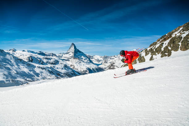 jazda na nartach dla młodych narciarzy w ośrodku narciarskim zermatt, szwajcaria - zermatt zdjęcia i obrazy z banku zdjęć