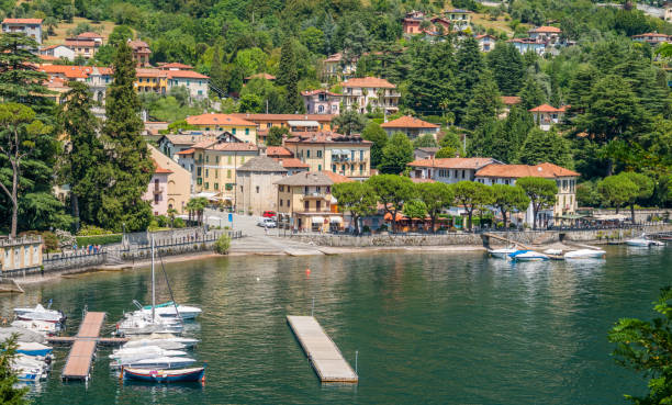 vista panoramica a lenno, bellissimo villaggio con vista sul lago di como, lombardia, italia. - lenno foto e immagini stock