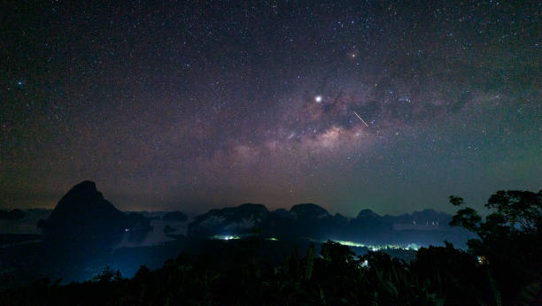 milchstraße galaxie bei sametnangshe phang nga provinz thailand - samed stock-fotos und bilder