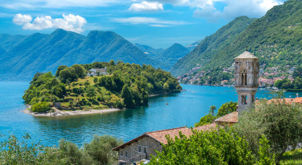 vista panoramica a ossuccio, piccolo e bellissimo borgo affacciato sul lago di como, lombardia italia. - tourist resort lake italy scenics foto e immagini stock