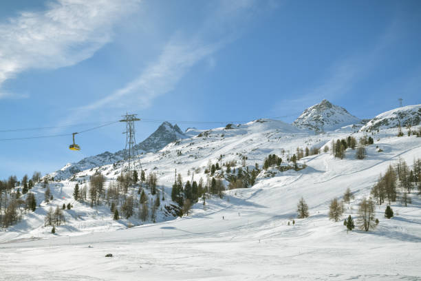 디 avolezza 스키 리조트를 향해 전진 하는 케이블카 - st moritz engadine mountain winter 뉴스 사진 이미지