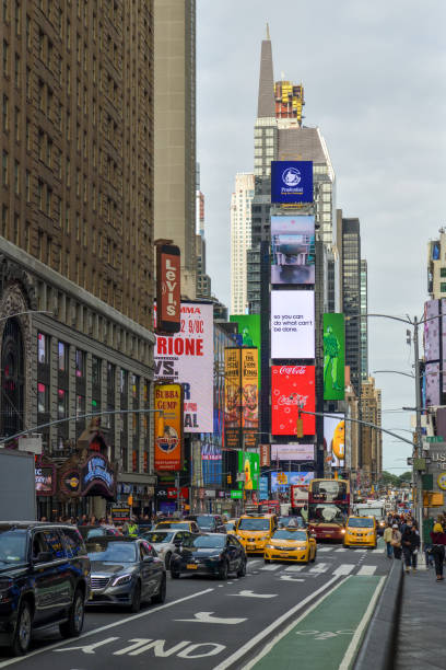 繁忙的第7大道靠近時代廣場在紐約市 - times square billboard 個照片及圖片檔