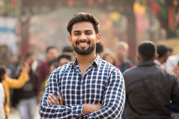 hombre joven en el mercado de la calle - india fotografías e imágenes de stock