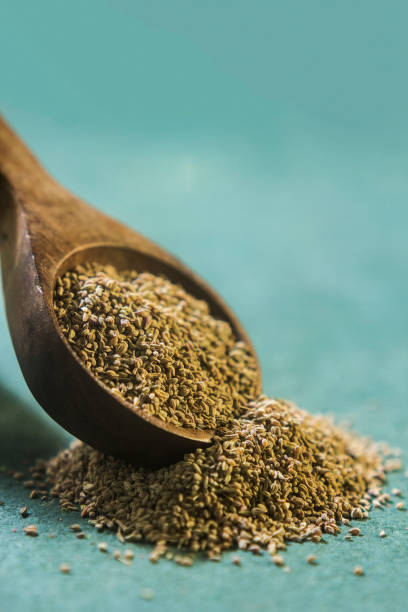 graines d'ajwain dans une cuillère en bois - ayurveda herb alternative medicine herbal medicine photos et images de collection