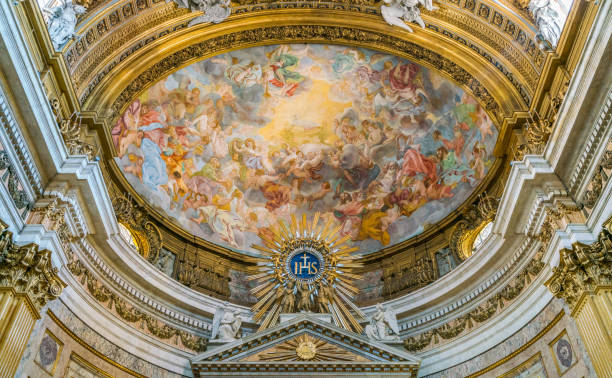 l'abside nella chiesa di gesù a roma. - gold dome foto e immagini stock