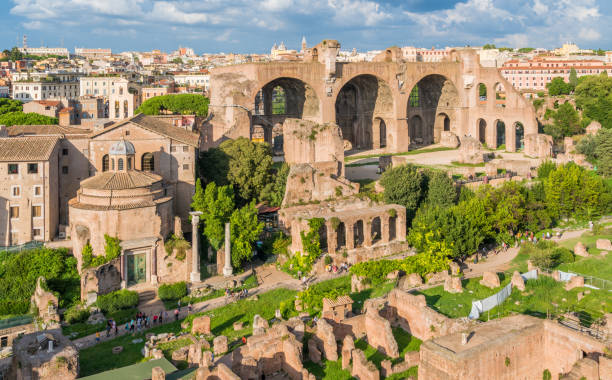 de basiliek van maxentius en de tempel van romulus in het forum romanum. rome, italië. - het forum van rome stockfoto's en -beelden