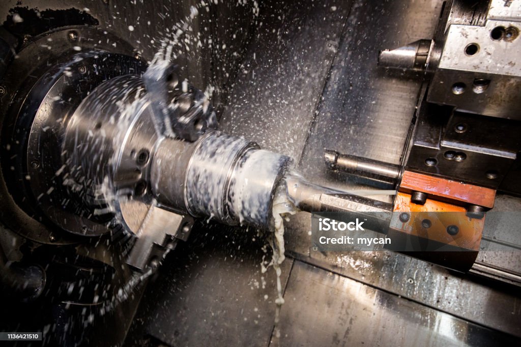 Fermez-vous vers le haut de la machine CNC au travail - Photo de Acier libre de droits