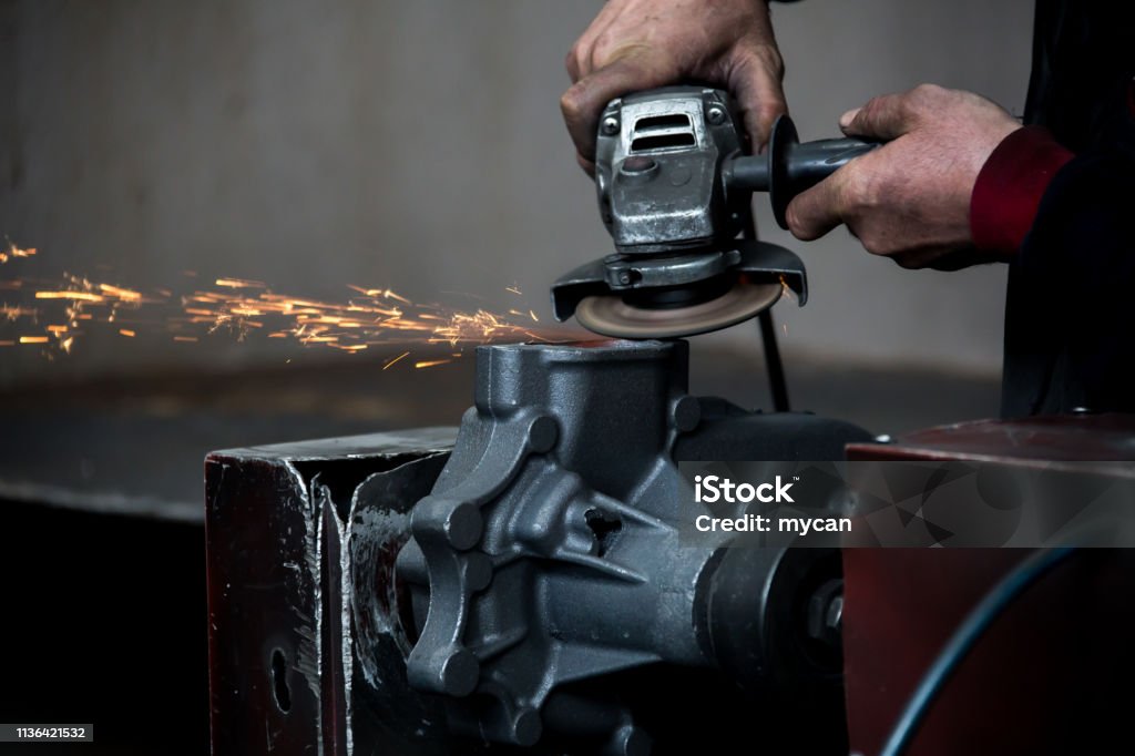 Fermez-vous vers le haut de la machine CNC au travail - Photo de Acier libre de droits