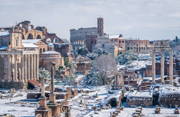 2月2018のローマの雪、ヴィット��リア、ローマ、イタリアから見て、背景にコロッセオとローマのフォーラム。 - church in the snow ストックフォトと画像