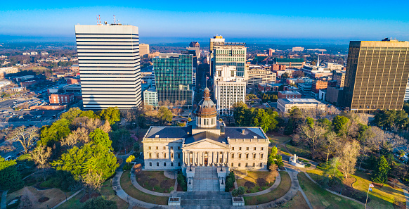 Drone Aerial del edificio del Capitolio del estado en el centro de Columbia, Carolina del sur, EE. UU. photo