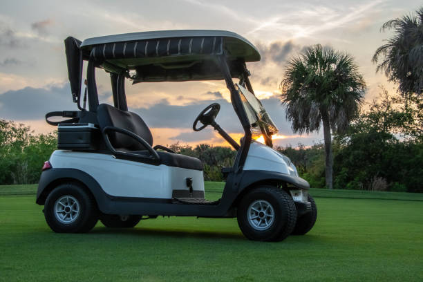 carro de golfe no curso - golf cart golf mode of transport transportation - fotografias e filmes do acervo