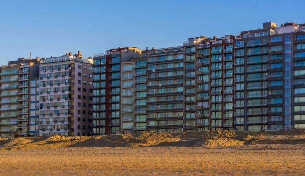 appartementsgebouwen op het strand van blankenberge, belgië, moderne belgische architectuur - blankenberge strand stockfoto's en -beelden