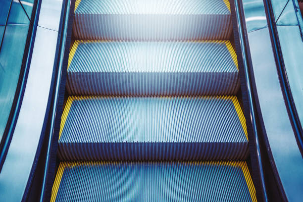 étapes de l'escalator. escalier. mouvement. - railroad station escalator staircase steps photos et images de collection