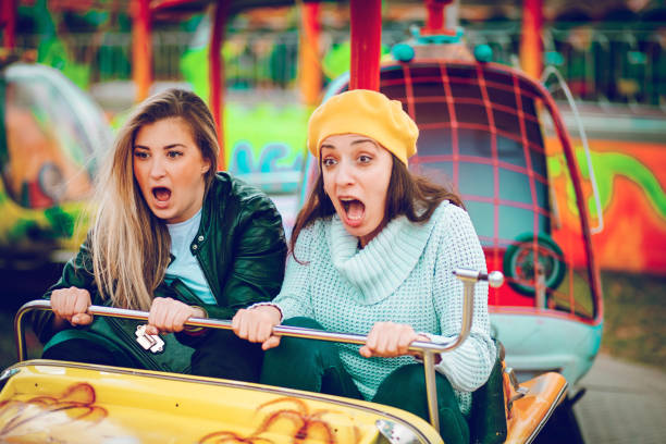 два друга верхом парк развлечений ездить - rollercoaster carnival amusement park ride screaming стоковые фото и изображения