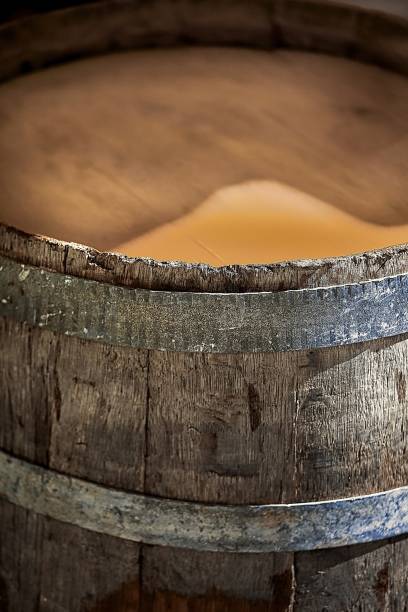 tonneau en bois. closeup - oak barrel photos et images de collection