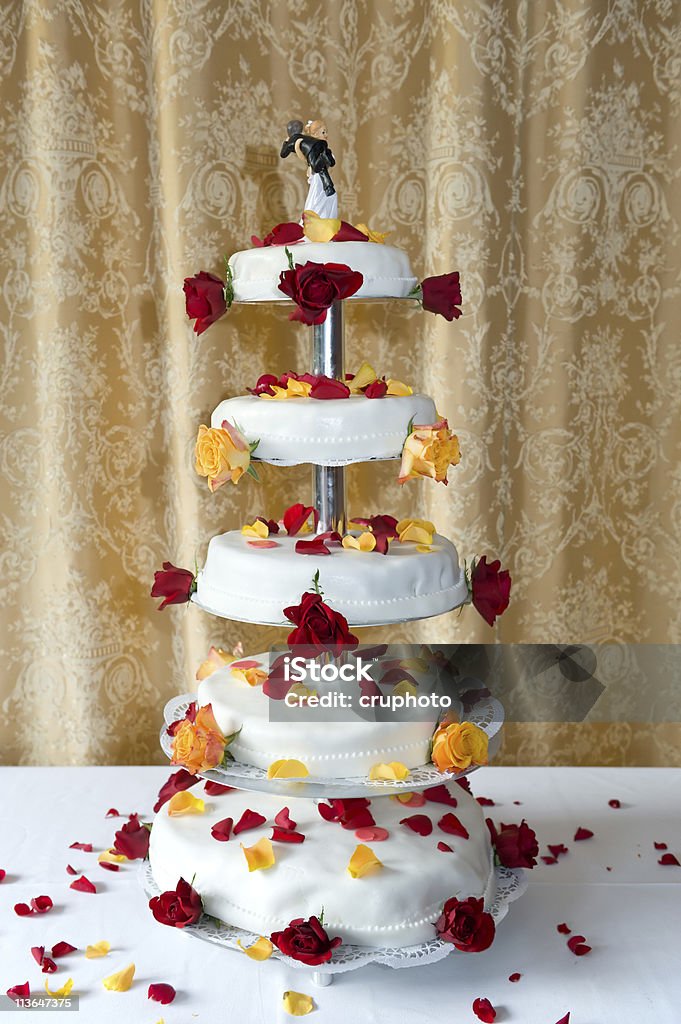 Hochzeitstorte, dekoriert mit Blumen - Lizenzfrei Hoch - Allgemeine Beschaffenheit Stock-Foto