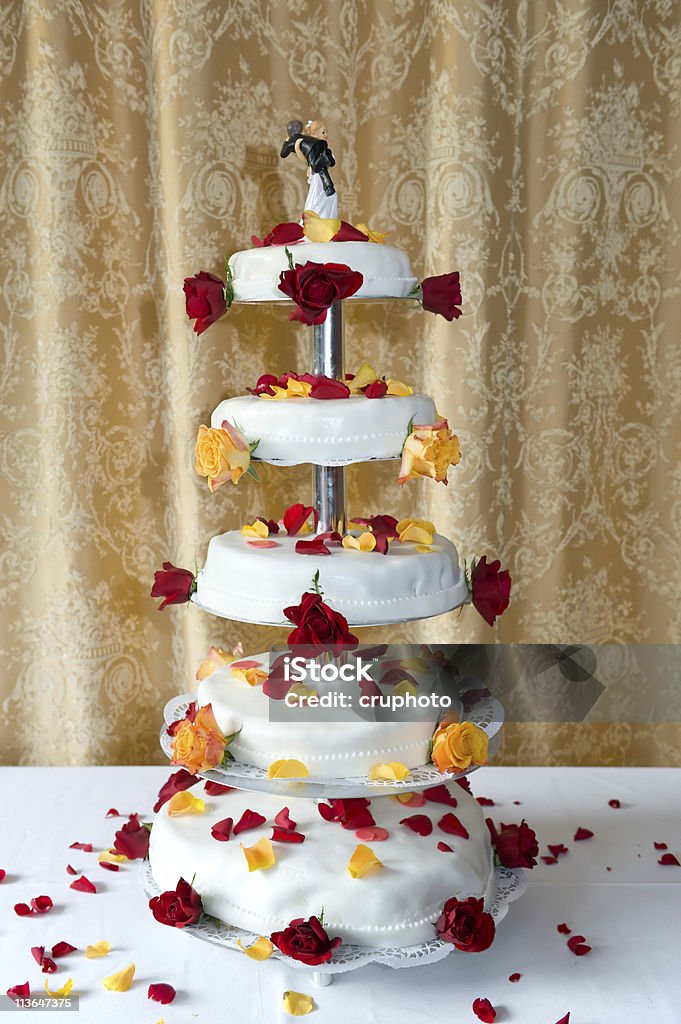 Torta nuziale decorata con fiori - Foto stock royalty-free di Dolce
