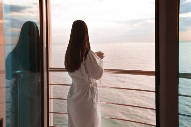 frau mit kaffee in feiertagsruhe. - wedding beach groom bride stock-fotos und bilder