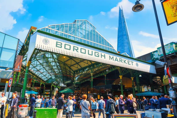 borough market em southwark, londres, reino unido - urban scene business sign large group of people - fotografias e filmes do acervo