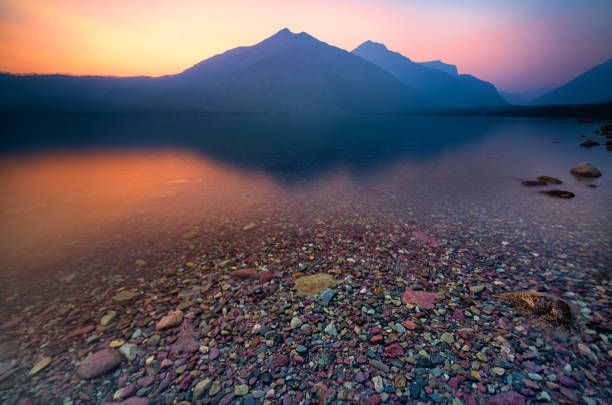 mcdonald lake sunset, glacier national park, montana - montana water landscape nature imagens e fotografias de stock