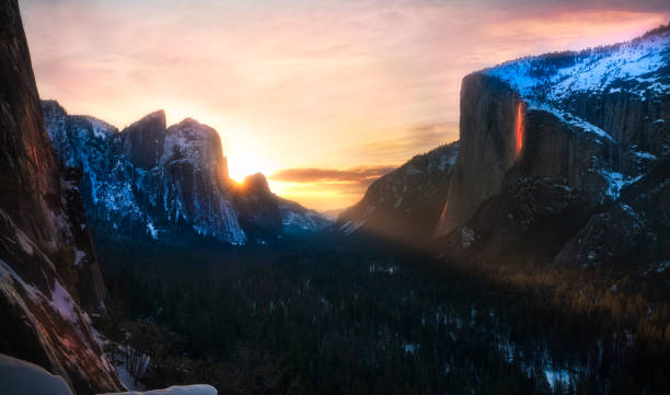 hielo y fuego, incendios en el parque nacional de yosemite, california - yosemite national park winter waterfall california fotografías e imágenes de stock