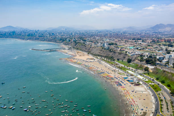 vue aérienne de la plage d'agua dulce dans le district de chorrillos - lima peru photos et images de collection