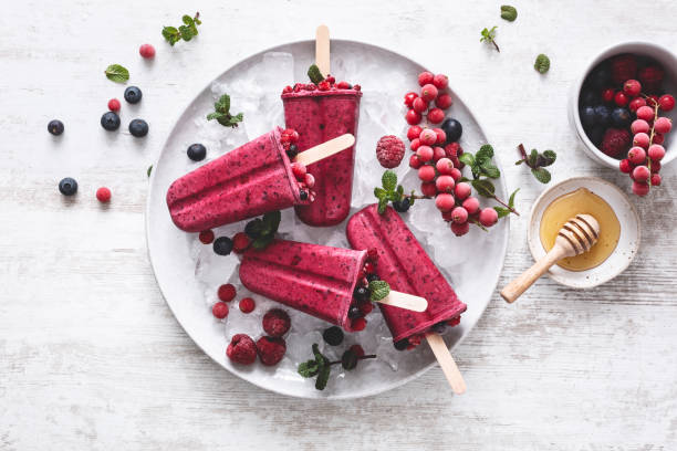 sorbet aux fruits rouges pour l’été - batonnet glace photos et images de collection