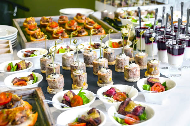 concetto di servizio di catering: snack assortiti serviti a un evento aziendale, hotel, compleanno o festa di matrimonio - ricevimento di nozze foto e immagini stock