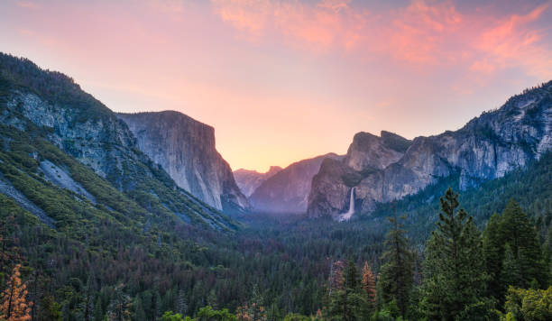 istock Tunnel View Sunrise, Yosemite National Park ,CA 1136498816
