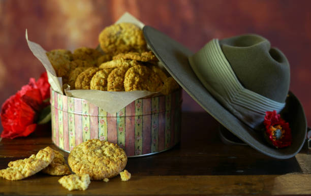 biscotti tradizionali anzac in ambiente vintage con cappello slouch dell'esercito australiano. - slouch hat foto e immagini stock